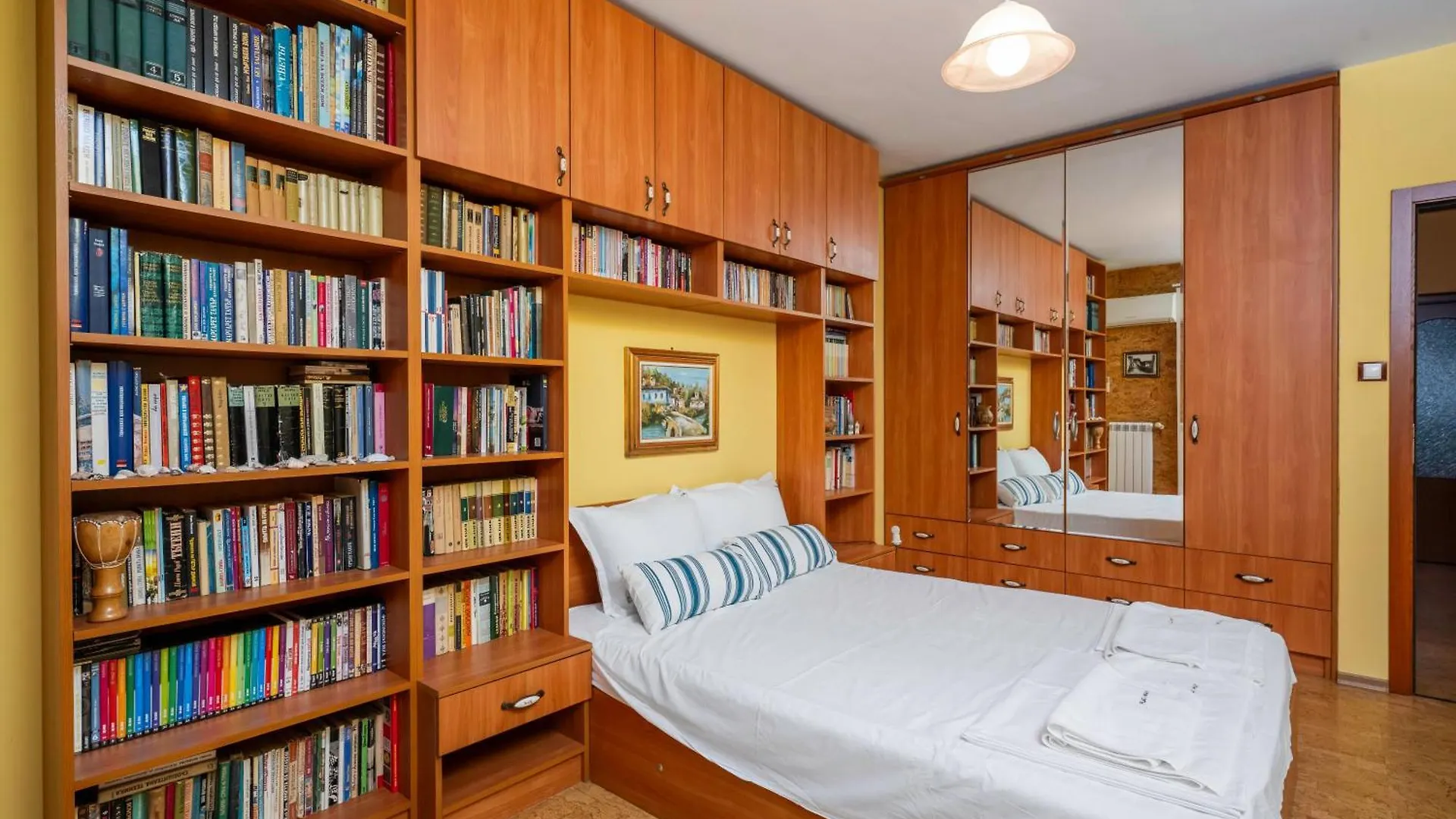 Vintage And Cozy 2Bd Apartment In Prime Location ソフィア ブルガリア